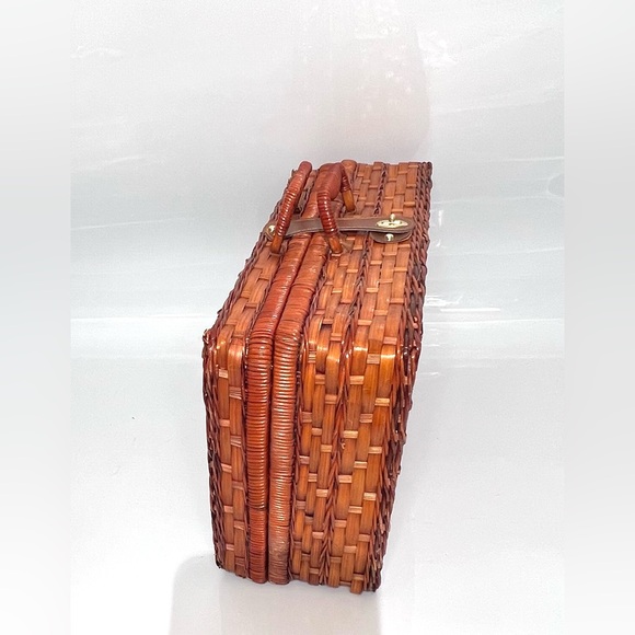 Vintage Linens and Things On the Beach Wicker Picnic Basket - Picture 5 of 16